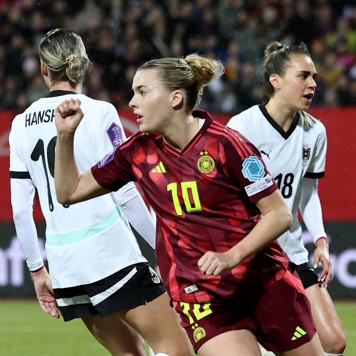 Kämpft seit Jahren um einen Stammplatz: Laura Freigang (M). - Foto: Daniel Löb/dpa