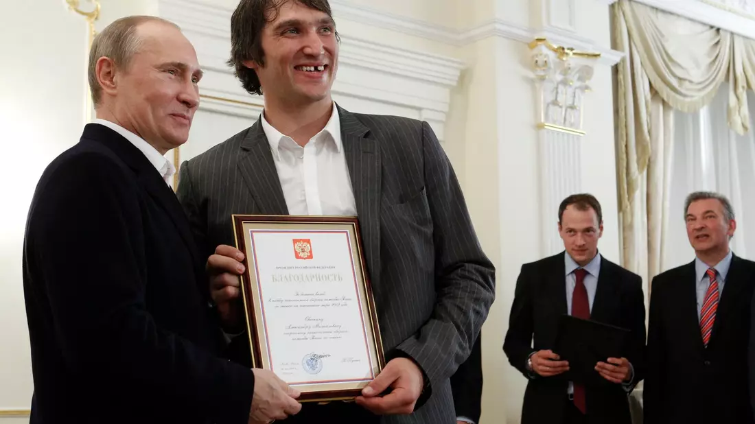 Eishockey-Star Owetschkin unterstützt Kremlchef Putin politisch. - Bild: Sergei Karpukin/Reuters POOL/AP/dpa