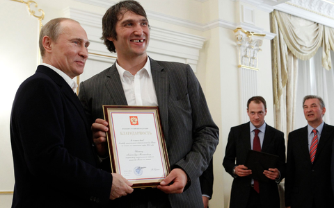 Eishockey-Star Owetschkin unterstützt Kremlchef Putin politisch. - Foto: Sergei Karpukin/Reuters POOL/AP/dpa