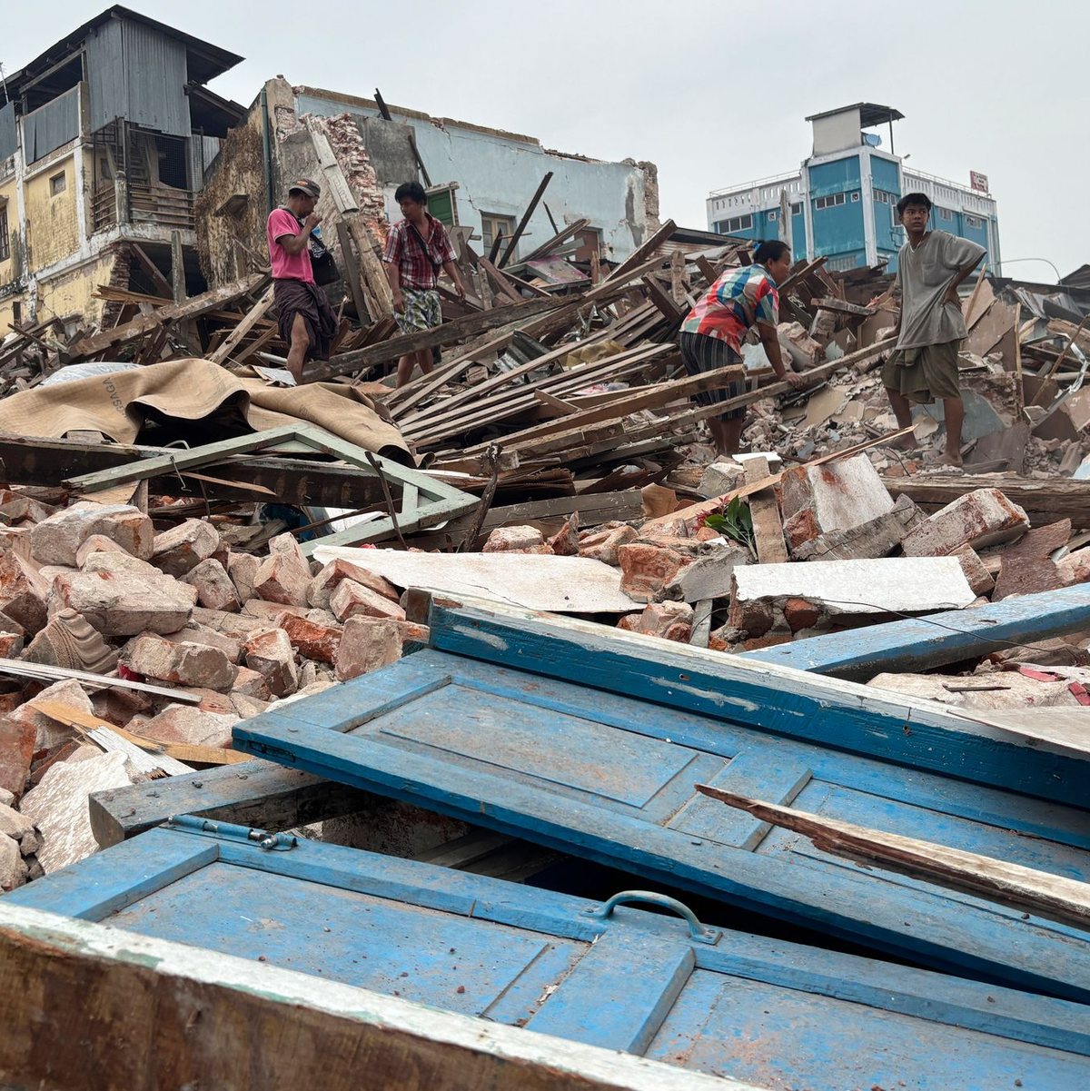 Die Menschen graben mit bloßen Händen in den Trümmern. - Foto: Uncredited/AP/dpa