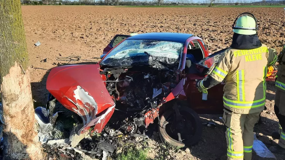 FW-KLE: Schwerer Verkehrsunfall auf der Nieler Straße - Bild: presseportal.de