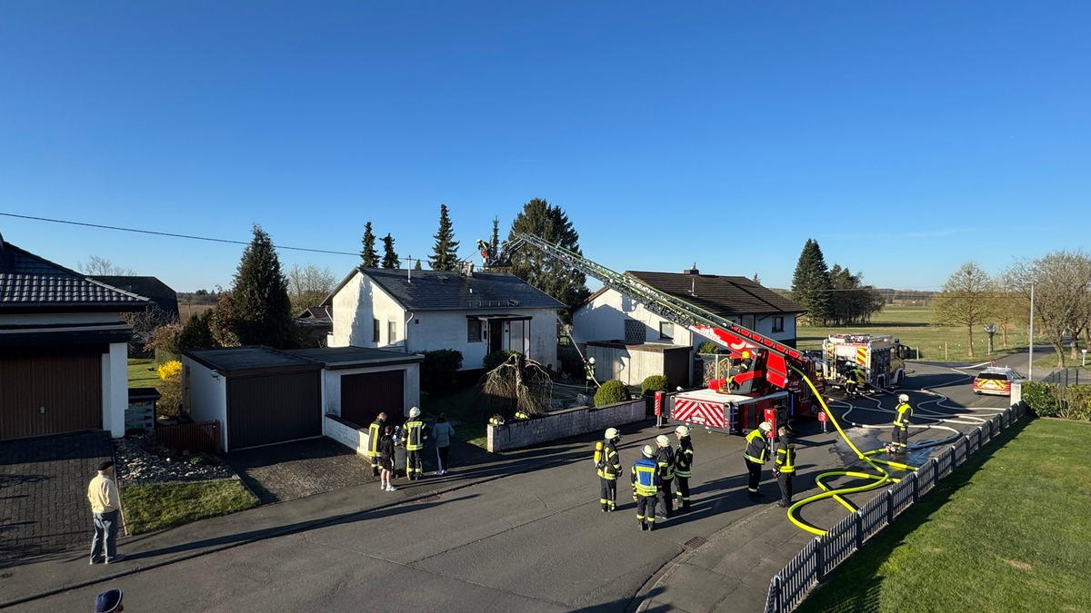 FW VG Westerburg: Kaminbrand greift auf Dachstuhl über - Feuerwehren verhindern größeren Gebäudeschaden - Foto: presseportal.de