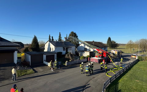 FW VG Westerburg: Kaminbrand greift auf Dachstuhl über - Feuerwehren verhindern größeren Gebäudeschaden - Foto: presseportal.de