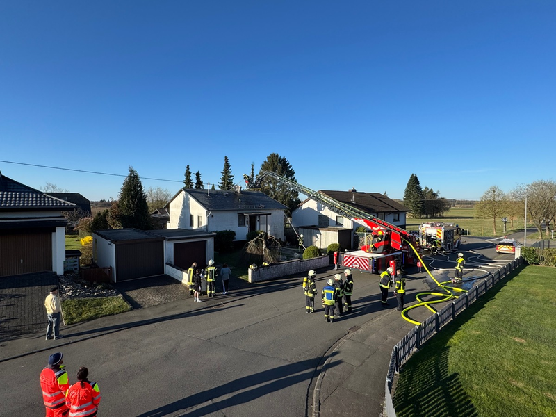 FW VG Westerburg: Kaminbrand greift auf Dachstuhl über - Feuerwehren verhindern größeren Gebäudeschaden - Foto: presseportal.de