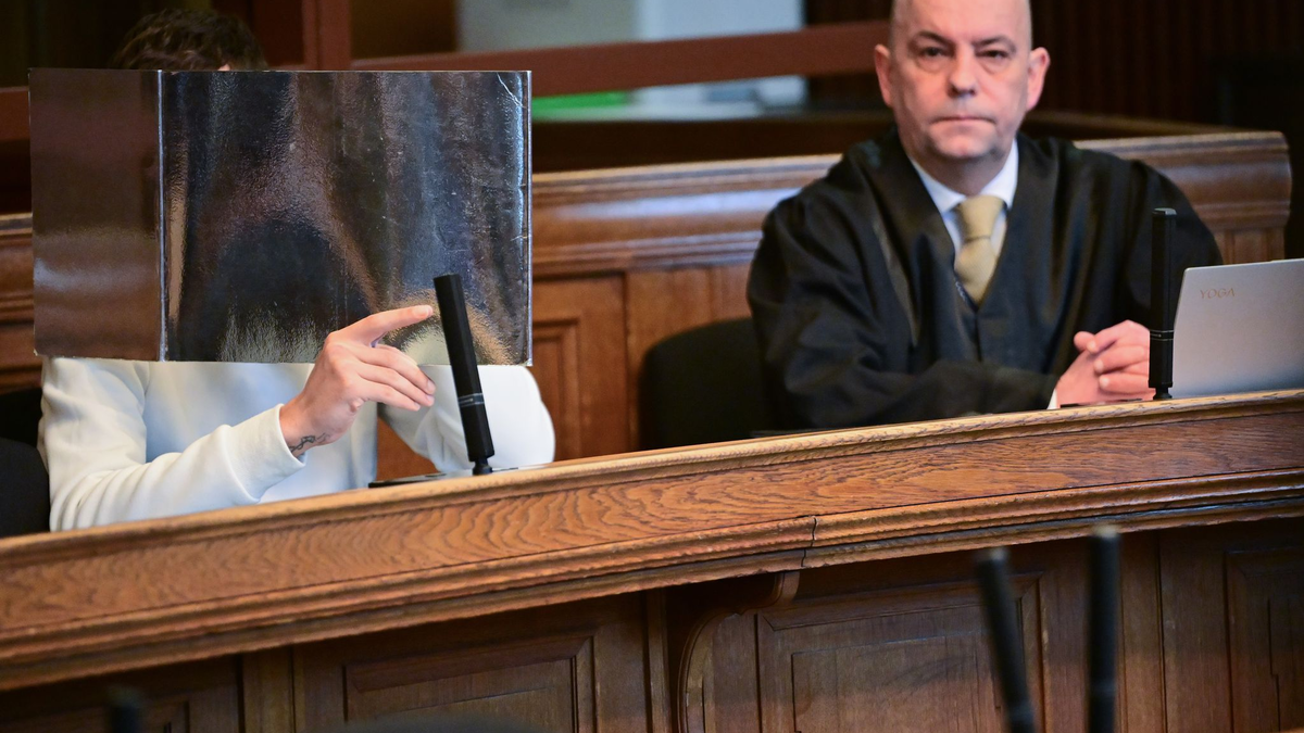 Der Angeklagte sitzt zum Prozessbeginn neben seinem Rechtsanwalt Axel Czapp. (Archivbild) - Foto: Sebastian Gollnow/dpa