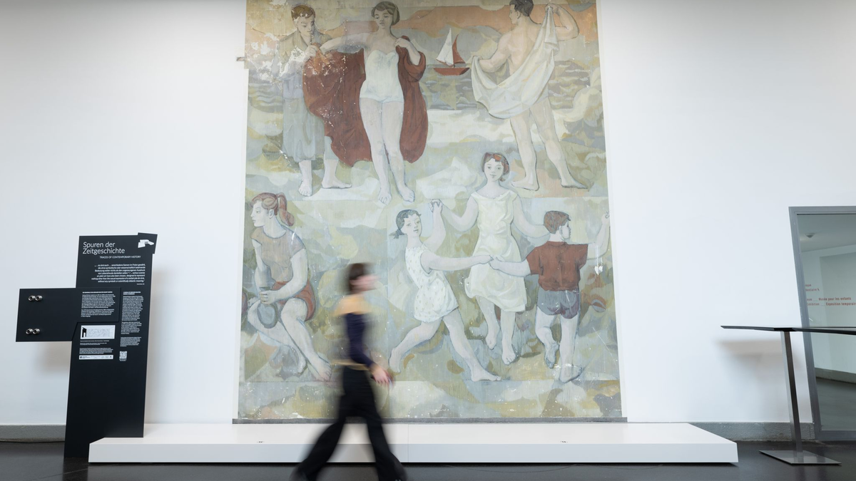 Das Wandgemälde «Lebensfreude» entstand 1956 und wurde 1979 überstrichen. - Foto: Sebastian Kahnert/dpa