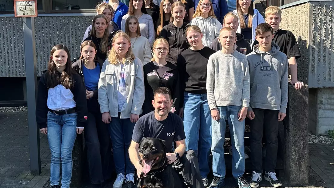 POL-KLE: Kreis Kleve - Girls- und Boys-Day bei der Klever Polizei / 30 Schülerinnen und Schüler besuchten die Polizeiwache Kleve - Bild: presseportal.de