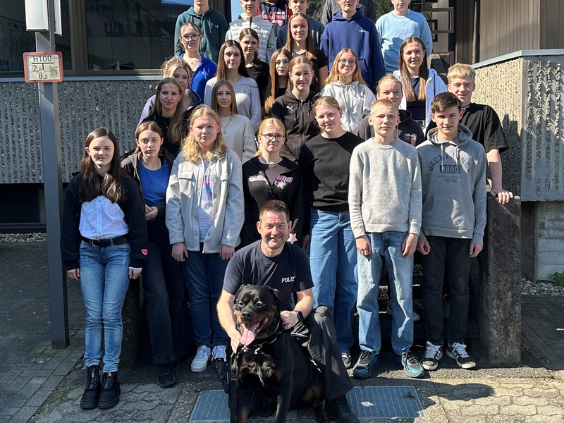 POL-KLE: Kreis Kleve - Girls- und Boys-Day bei der Klever Polizei / 30 Schülerinnen und Schüler besuchten die Polizeiwache Kleve - Foto: presseportal.de