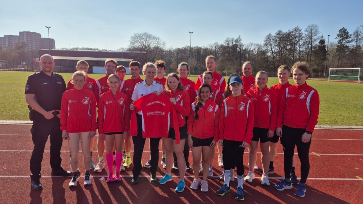POL-LG: ++ Regenjacken für die Laufabteilung der Lüneburger Sportvereinigung ++ Polizeiakademie unterstützt regionalen Verein ++ - Foto: presseportal.de