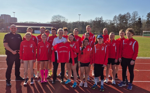 POL-LG: ++ Regenjacken für die Laufabteilung der Lüneburger Sportvereinigung ++ Polizeiakademie unterstützt regionalen Verein ++ - Foto: presseportal.de