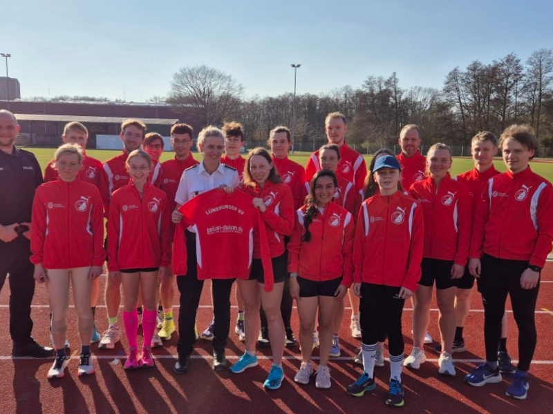 POL-LG: ++ Regenjacken für die Laufabteilung der Lüneburger Sportvereinigung ++ Polizeiakademie unterstützt regionalen Verein ++ - Foto: presseportal.de