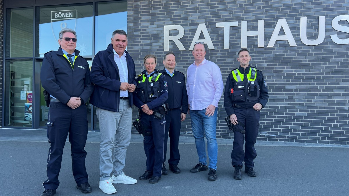 POL-UN: Bönen - Polizeihauptkommissarin Eve Wedel ist neue Beamtin des Bezirks- und Schwerpunktdienstes Bönen - Foto: presseportal.de