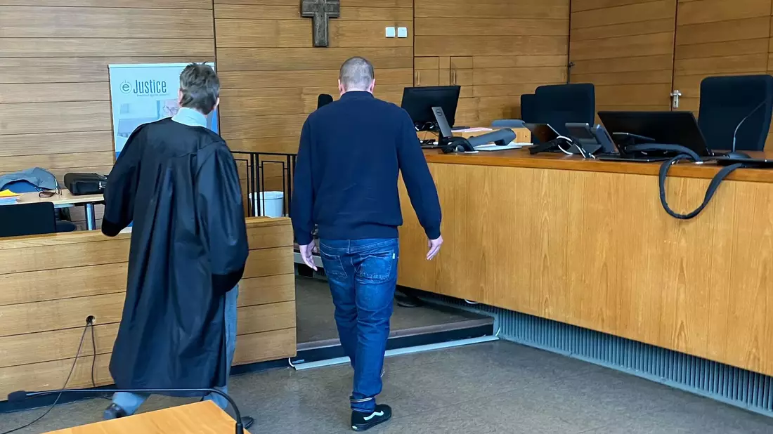 Ein 32-Jähriger soll wegen Totschlags an seinem Vater in der Psychiatrie untergebracht werden. (Archivbild) - Bild: Britta Schultejans/dpa