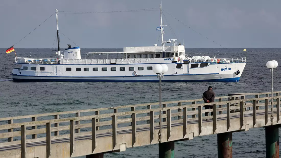 Das Ausflugsschiff «MS Baltica» hat einen Wassereinbruch erlitten und droht zu sinken. (Archivbild) - Bild: Bernd Wüstneck/dpa-Zentralbild/ZB