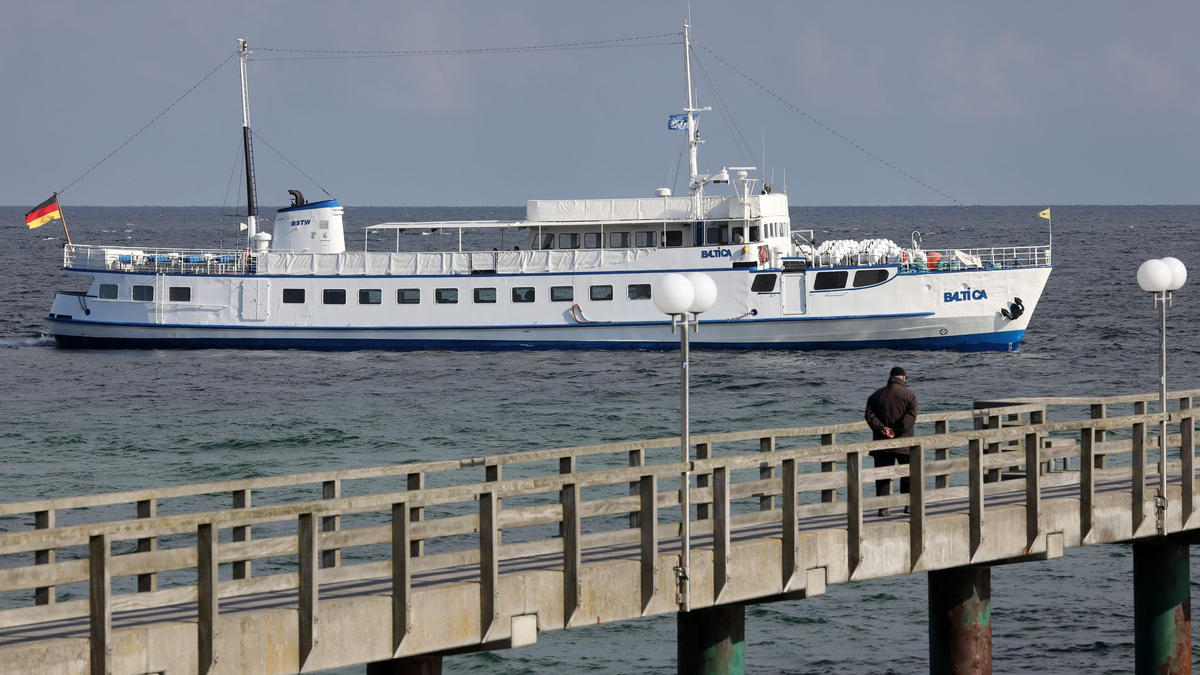 Das Ausflugsschiff «MS Baltica» hat einen Wassereinbruch erlitten und droht zu sinken. (Archivbild) - Foto: Bernd Wüstneck/dpa-Zentralbild/ZB
