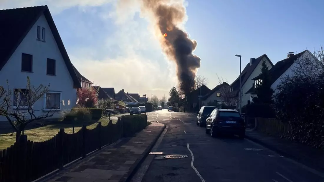 FW Minden: Ausgedehnter Wohnhausbrand in Minden-Dankersen, eine Person verstorben - Bild: presseportal.de