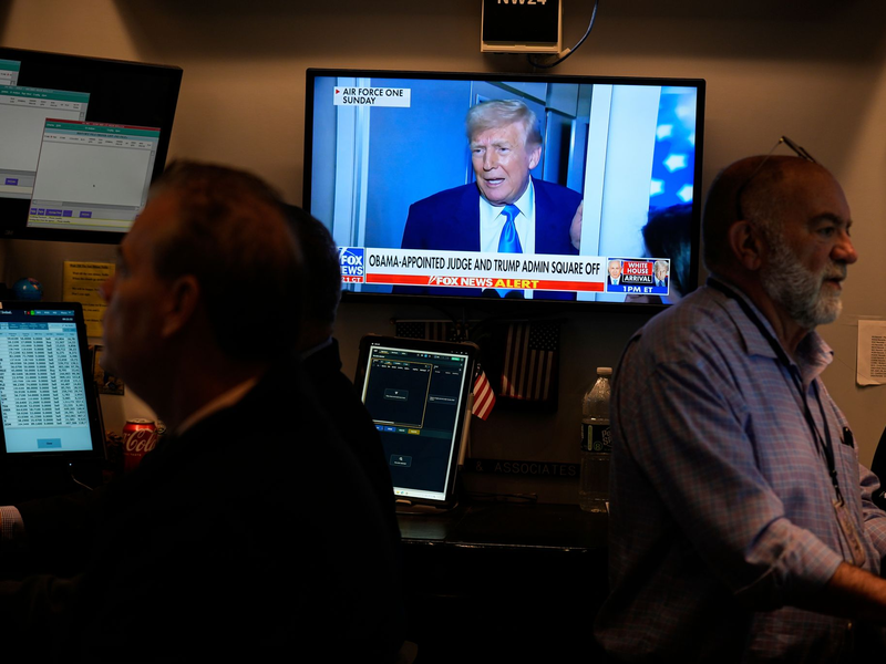 Weiter abwärts - die Aktienmärkte bleiben in Alarmstimmung. - Foto: Seth Wenig/AP/dpa
