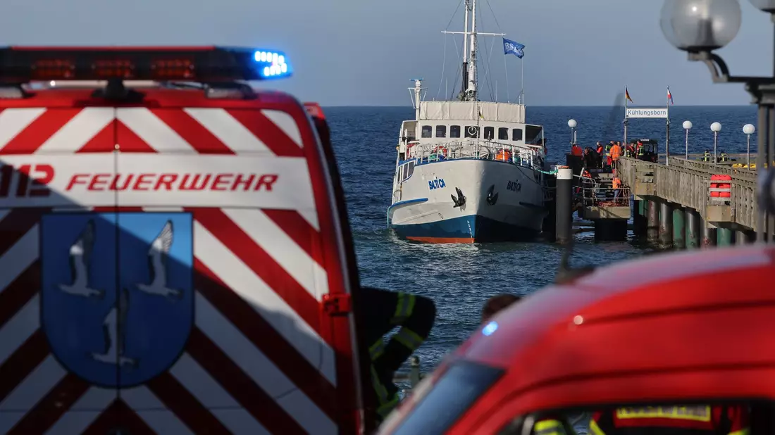 Das Schiff konnte an die Seebrücke zurückkehren.  - Bild: Bernd Wüstneck/dpa