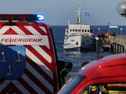 Das Schiff konnte an die Seebrücke zurückkehren. - Foto: Bernd Wüstneck/dpa