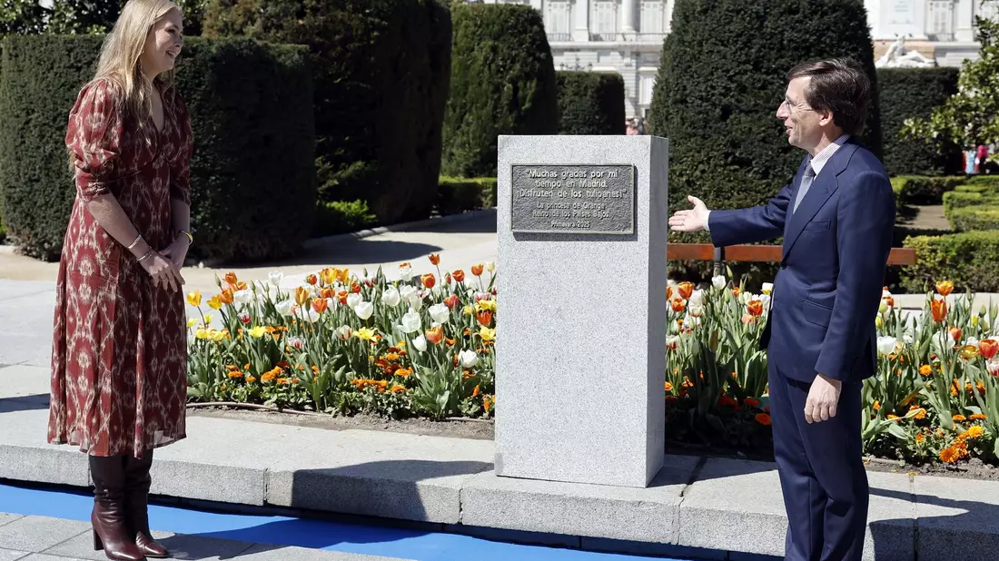 Prinzessin Amalia der Niederlande und Madrids Bürgermeister José Luis Martínez-Almeida enthüllen am neuen Tulpengarten an der Plaza de Oriente eine Gedenktafel. - Bild: Oscar Del Pozo/ANP/dpa