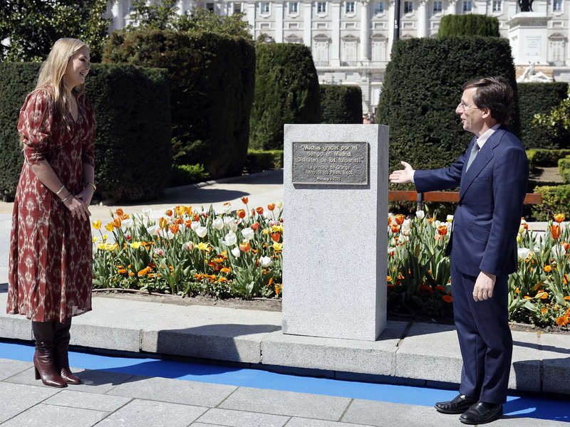 Prinzessin Amalia der Niederlande und Madrids Bürgermeister José Luis Martínez-Almeida enthüllen am neuen Tulpengarten an der Plaza de Oriente eine Gedenktafel. - Foto: Oscar Del Pozo/ANP/dpa
