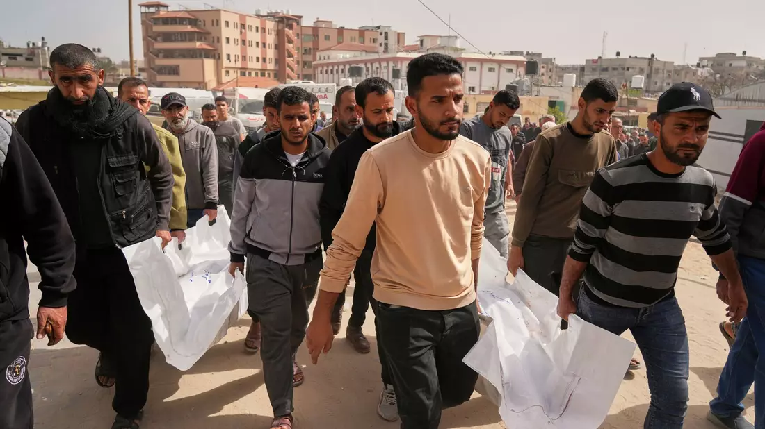 Im Gazastreifen werden mehrere durch Angriffe der israelischen Armee getötete Palästinenser zu Grabe getragen. - Bild: Abdel Kareem Hana/AP/dpa