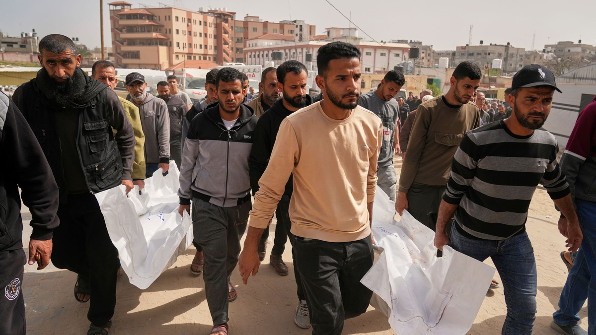 Im Gazastreifen werden mehrere durch Angriffe der israelischen Armee getötete Palästinenser zu Grabe getragen. - Foto: Abdel Kareem Hana/AP/dpa