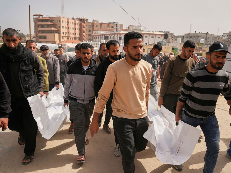 Im Gazastreifen werden mehrere durch Angriffe der israelischen Armee getötete Palästinenser zu Grabe getragen. - Foto: Abdel Kareem Hana/AP/dpa
