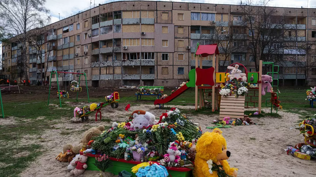 Die Ukraine will den Mord an neun Kindern und Jugendlichen nach einem russischen Raketenschlag vor den UN-Sicherheitsrat bringen. - Bild: Evgeniy Maloletka/AP/dpa