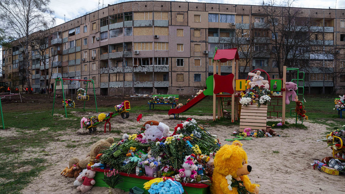 Die Ukraine will den Mord an neun Kindern und Jugendlichen nach einem russischen Raketenschlag vor den UN-Sicherheitsrat bringen. - Foto: Evgeniy Maloletka/AP/dpa