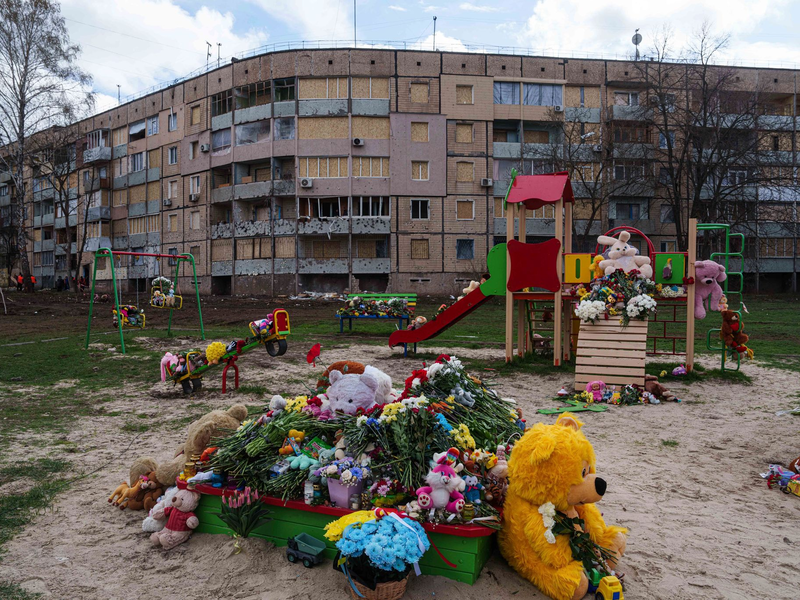 Die Ukraine will den Mord an neun Kindern und Jugendlichen nach einem russischen Raketenschlag vor den UN-Sicherheitsrat bringen. - Foto: Evgeniy Maloletka/AP/dpa