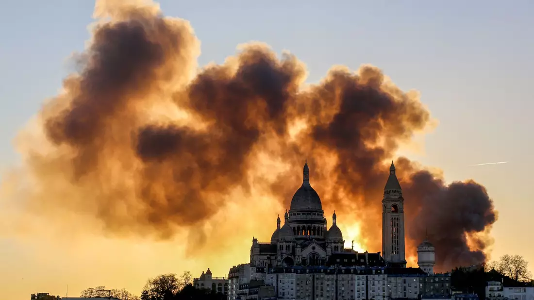 Nach Angaben der Polizei ist keiner der Beschäftigten bei dem Brand in einem Recyclingunternehmen in Paris verletzt worden. - Bild: Idhir Baha/AFP/dpa