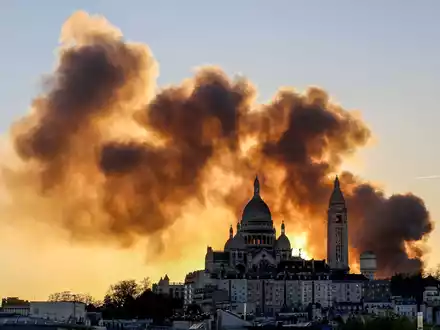Nach Angaben der Polizei ist keiner der Beschäftigten bei dem Brand in einem Recyclingunternehmen in Paris verletzt worden. - Foto: Idhir Baha/AFP/dpa