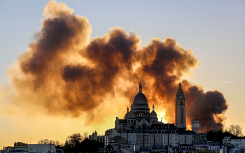 Nach Angaben der Polizei ist keiner der Beschäftigten bei dem Brand in einem Recyclingunternehmen in Paris verletzt worden. - Foto: Idhir Baha/AFP/dpa