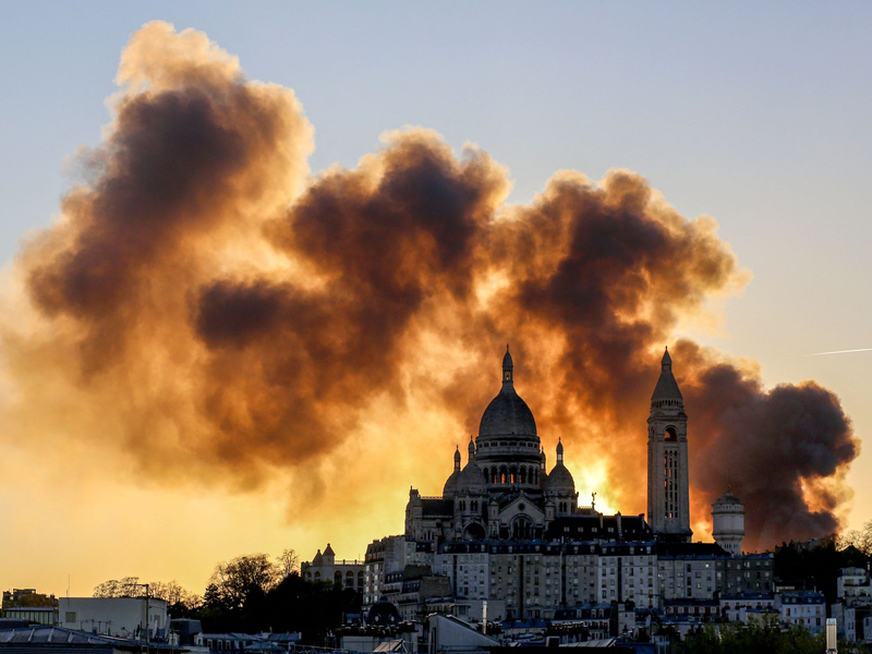 Nach Angaben der Polizei ist keiner der Beschäftigten bei dem Brand in einem Recyclingunternehmen in Paris verletzt worden. - Foto: Idhir Baha/AFP/dpa