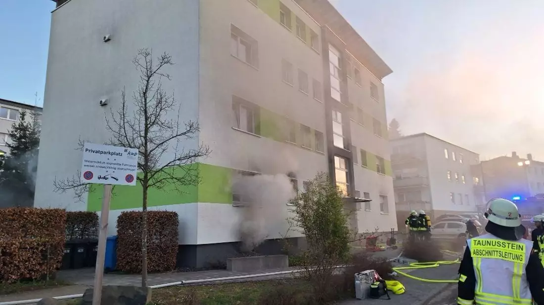 FW Rheingau-Taunus: 15 Verletzte bei Wohnhausbrand in Taunusstein - Bild: presseportal.de