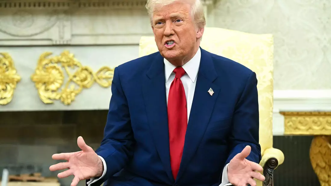 Die Zölle bleiben, sagt US-Präsident Trump. - Bild: -/POOL/AP/dpa