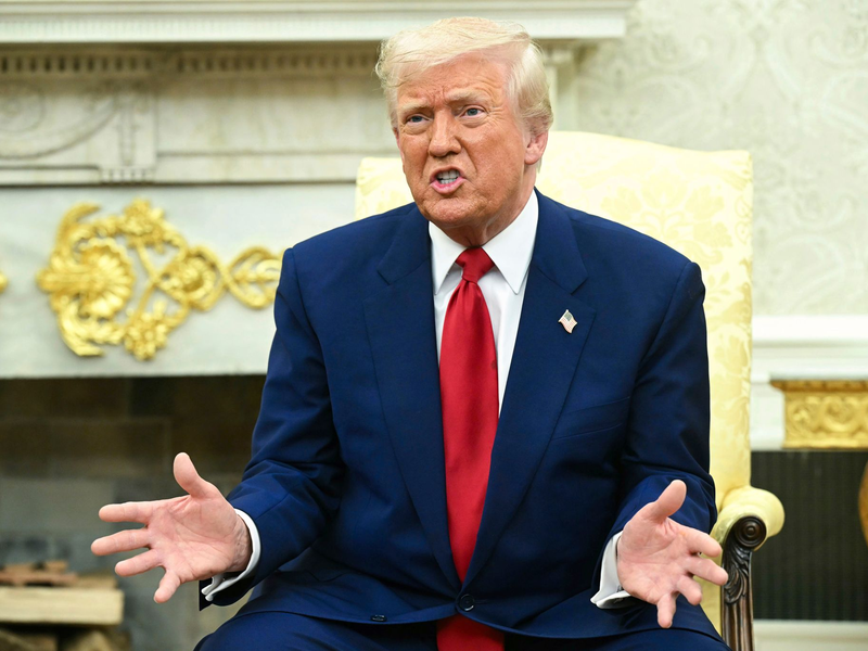 Die Zölle bleiben, sagt US-Präsident Trump. - Foto: -/POOL/AP/dpa