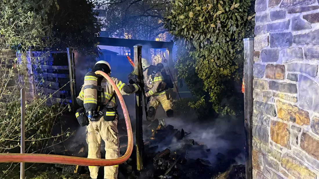 FW-GL: Drei Einsätze an einem Abend - Brandbekämpfung in Heidkamp, Hebborn und Herkenrath - Eine verletzte Person durch Brandrauch - Bild: presseportal.de