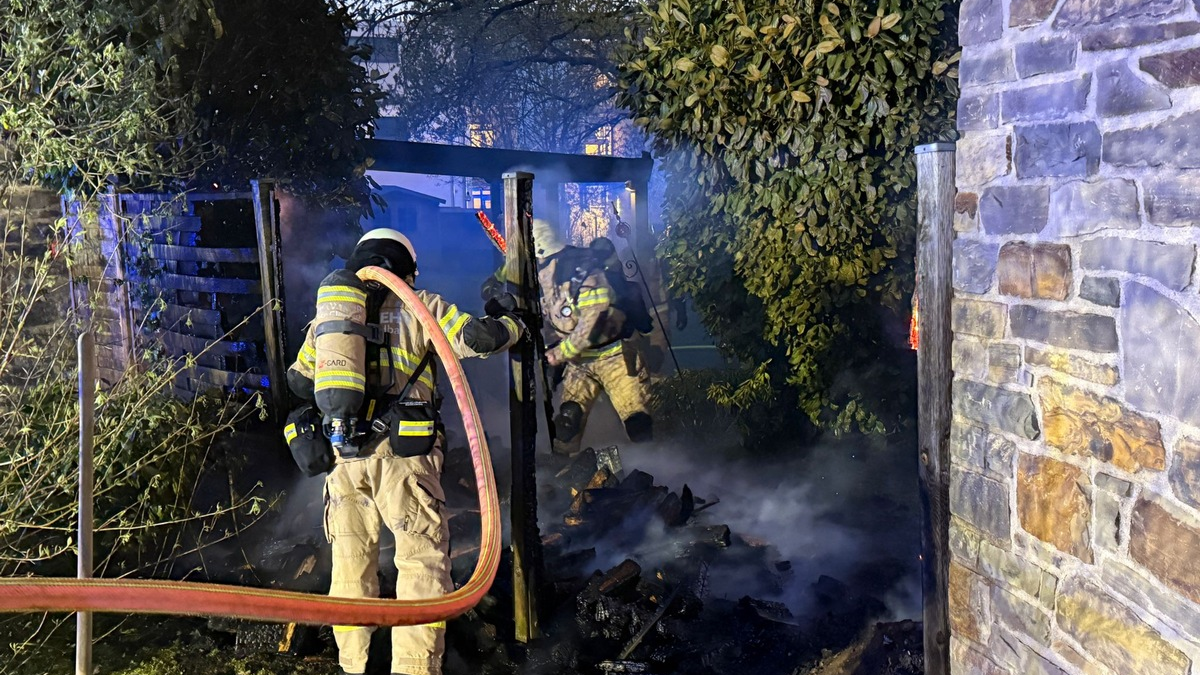 FW-GL: Drei Einsätze an einem Abend - Brandbekämpfung in Heidkamp, Hebborn und Herkenrath - Eine verletzte Person durch Brandrauch - Foto: presseportal.de
