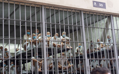 Trumps Regierung hat zahlreiche mutmaßliche Gangmitglieder nach El Salvador abgeschoben. (Archivbild) - Foto: Alex Brandon/AP/dpa