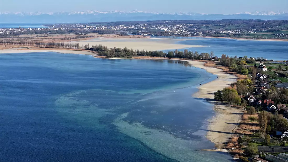 Der Bodensee ist auf einem niedrigen Stand. (Archivbild) - Bild: Felix Kästle/dpa