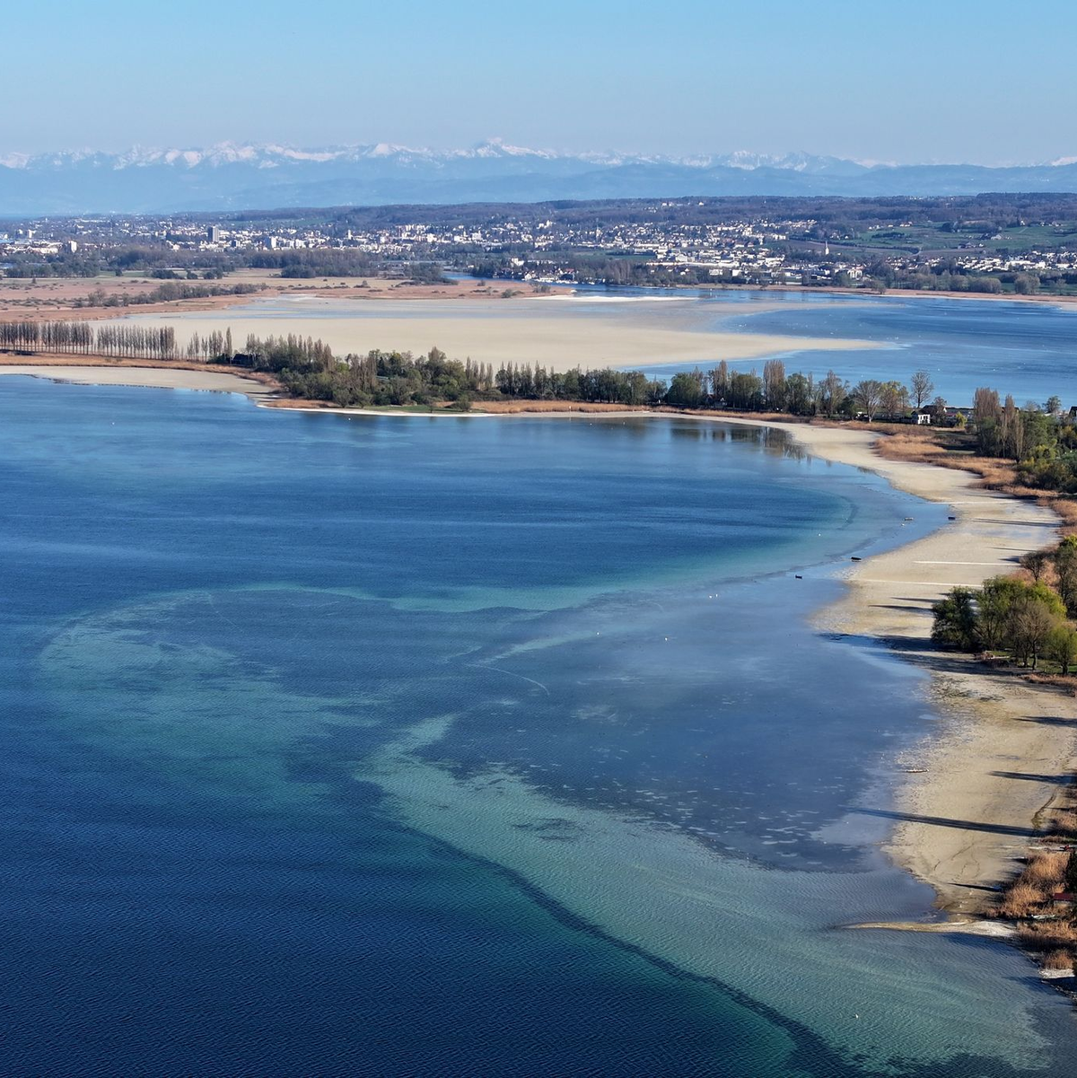 Der Bodensee ist auf einem niedrigen Stand. (Archivbild) - Foto: Felix Kästle/dpa