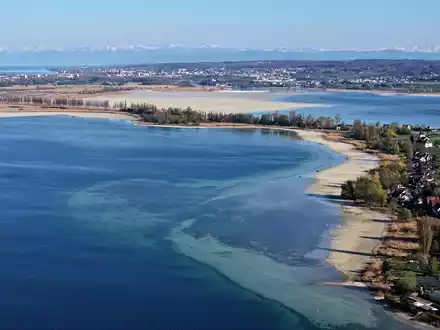 Die Ursache für den niedrigen Wasserstand am Bodensee sind ausbleibender Regen und fehlendes Schmelzwasser.  - Foto: Felix Kästle/dpa