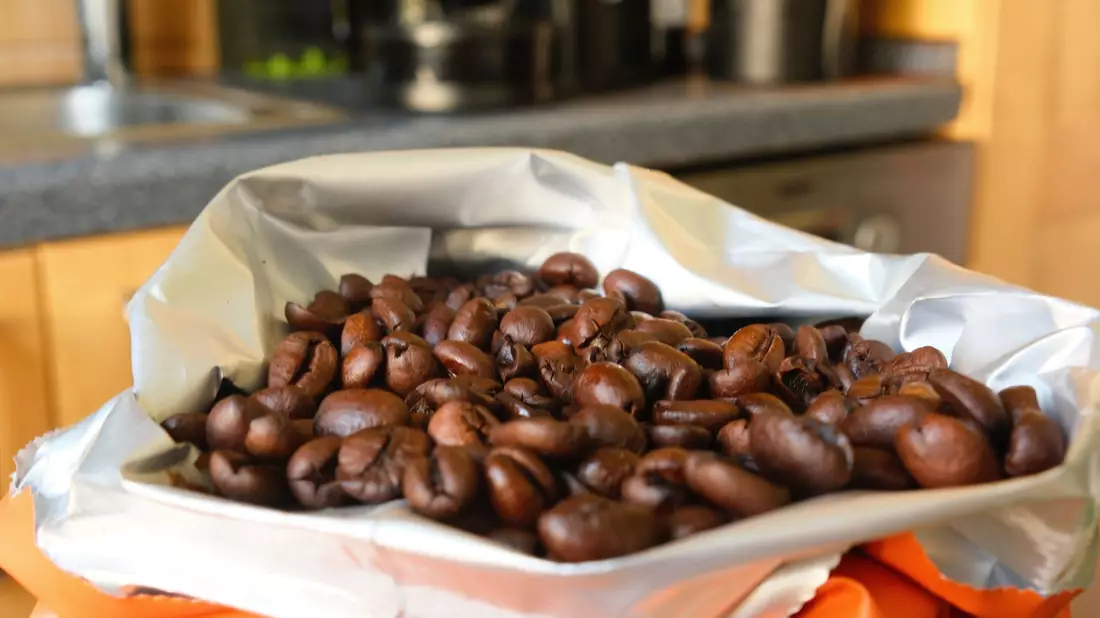 Die Preise von Kaffeebohnen sind über mehrere Jahre gestiegen. (Symbolbild)  - Bild: Georg Hilgemann/dpa