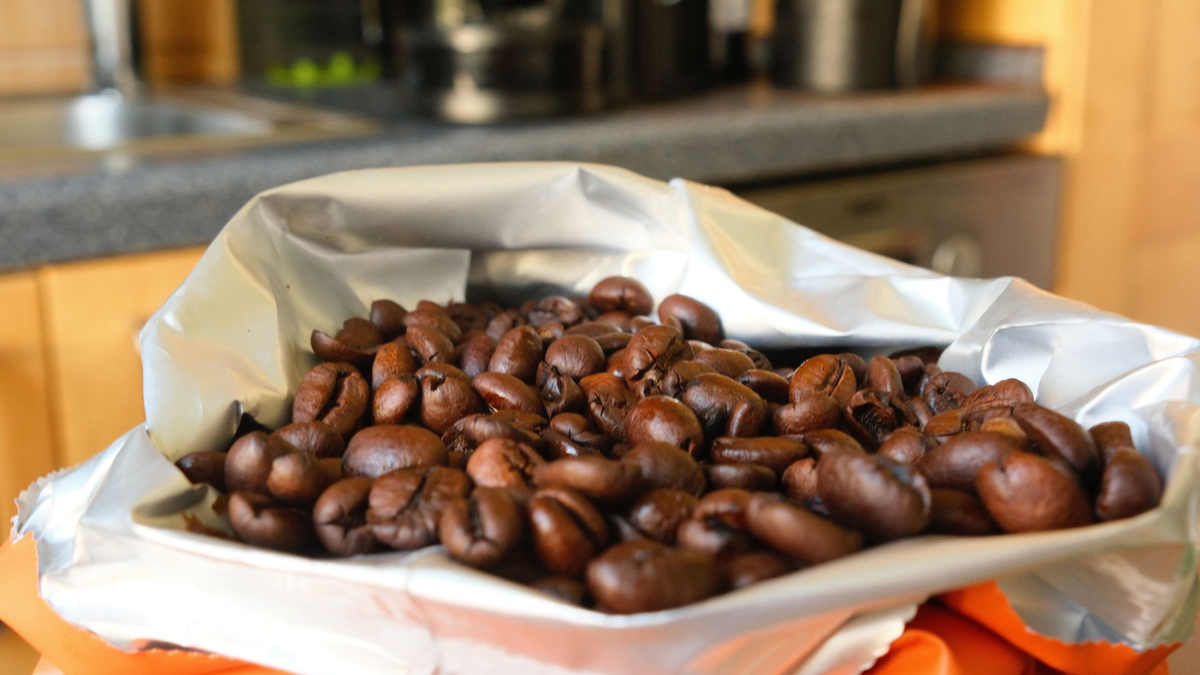 Die Preise von Kaffeebohnen sind über mehrere Jahre gestiegen. (Symbolbild)  - Foto: Georg Hilgemann/dpa