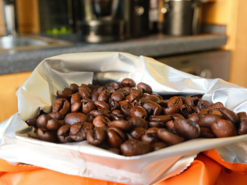 Die Preise von Kaffeebohnen sind über mehrere Jahre gestiegen. (Symbolbild)  - Foto: Georg Hilgemann/dpa
