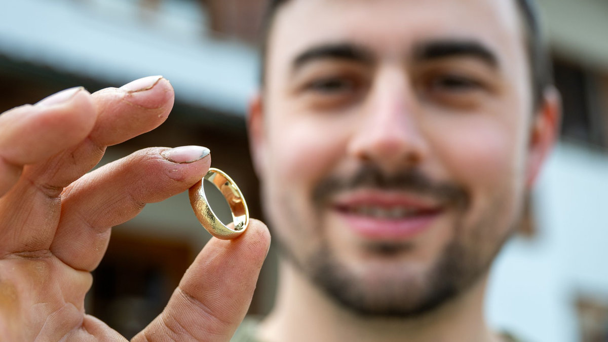 Johannes Brandhuber betreibt auf dem seit Generationen bestehenden Hof Rindermast - eine Kuh verschluckte seinen Ehering.  - Foto: Armin Weigel/dpa