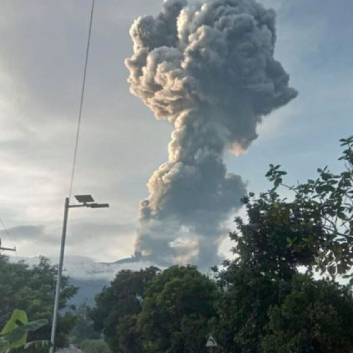 Eine Aschesäule stieg 4.000 Meter in den Himmel.  - Foto: Chona Aplaon/AP/dpa