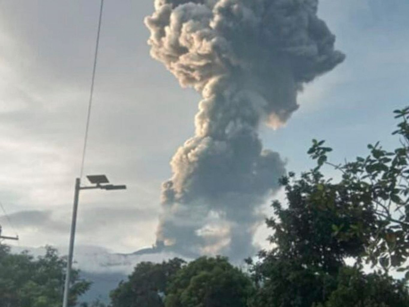 Eine Aschesäule stieg 4.000 Meter in den Himmel.  - Foto: Chona Aplaon/AP/dpa